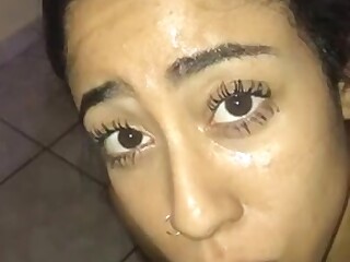 A cabra suja fica excitada com cuspir na cara