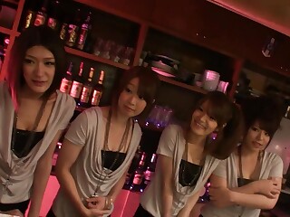 Japanische Porno-Orgie in einer Bar mit jungen Kellnerinnen