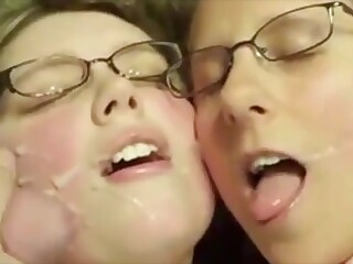 Mollige Freundinnen sind so freundlich, Sperma im Gesicht zu haben