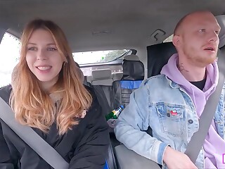 Milfetta rothaarige milf lutscht schwanz im auto